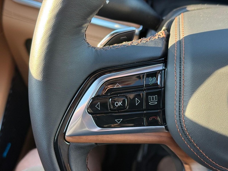 Jeep Grand Cherokee Vehicle Full-screen Gallery Image 15