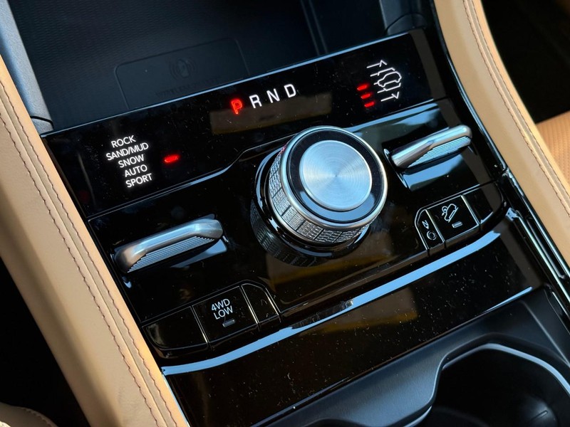 Jeep Grand Cherokee Vehicle Full-screen Gallery Image 17