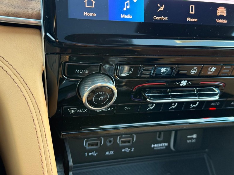 Jeep Grand Cherokee Vehicle Full-screen Gallery Image 18
