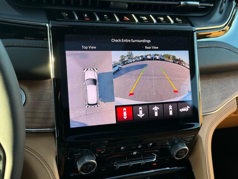 Jeep Grand Cherokee Vehicle Full-screen Gallery Image 19