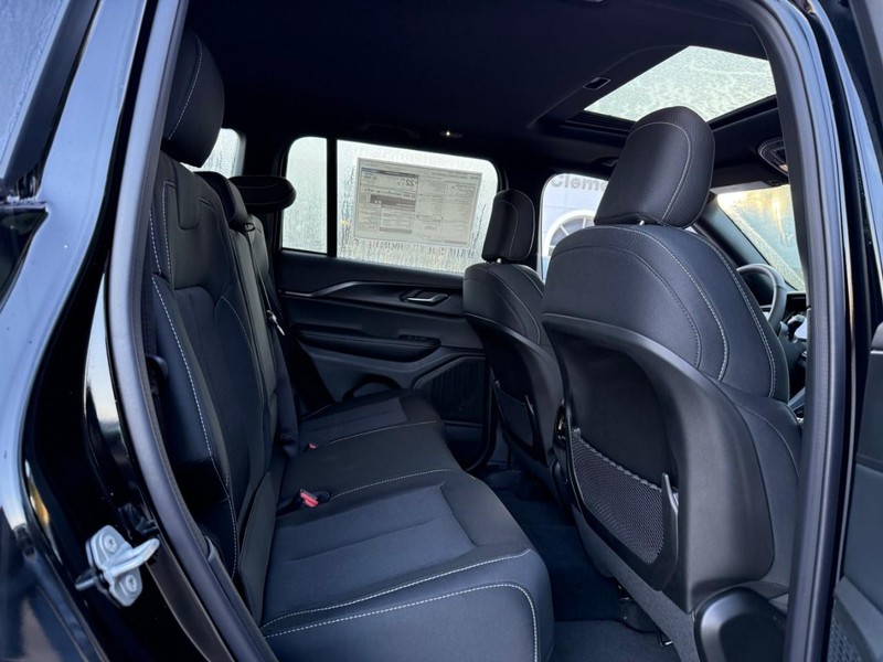 Jeep Grand Cherokee Vehicle Image 08