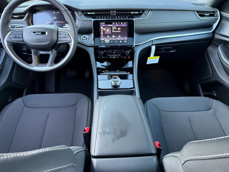 Jeep Grand Cherokee Vehicle Image 09