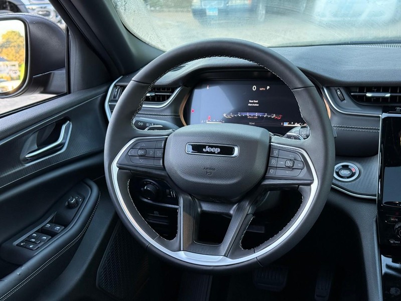 Jeep Grand Cherokee Vehicle Image 11