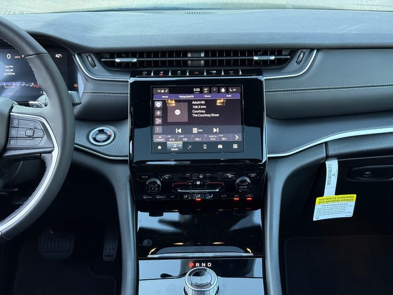 Jeep Grand Cherokee Vehicle Image 12