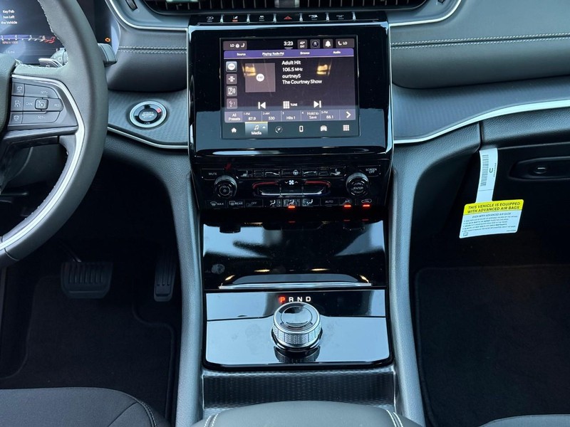 Jeep Grand Cherokee Vehicle Image 13