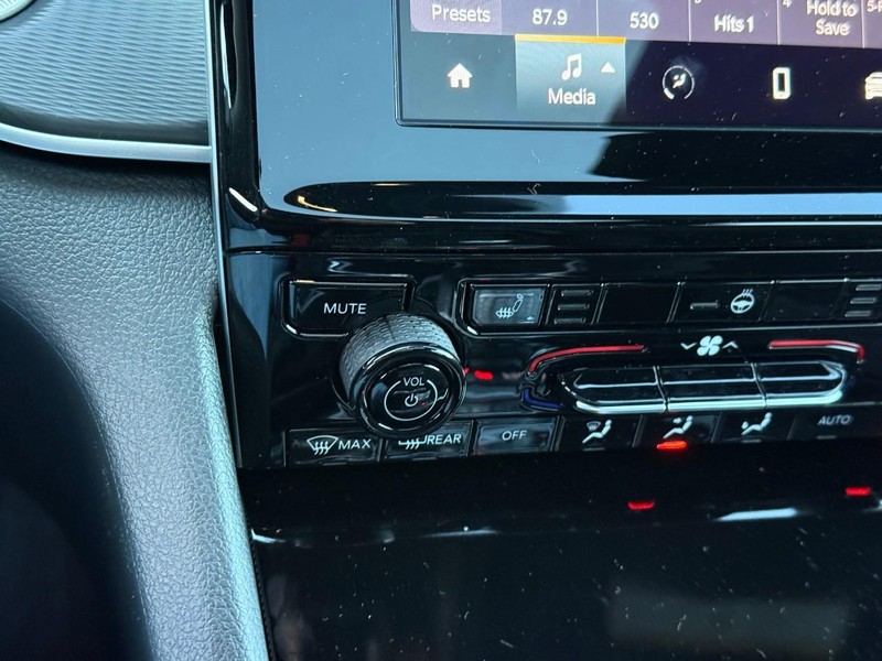 Jeep Grand Cherokee Vehicle Image 17