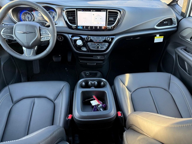 Chrysler Voyager Vehicle Full-screen Gallery Image 7