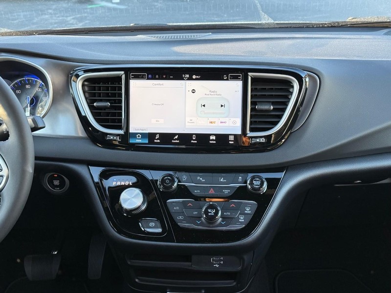 Chrysler Voyager Vehicle Full-screen Gallery Image 9