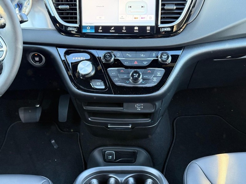 Chrysler Voyager Vehicle Full-screen Gallery Image 10