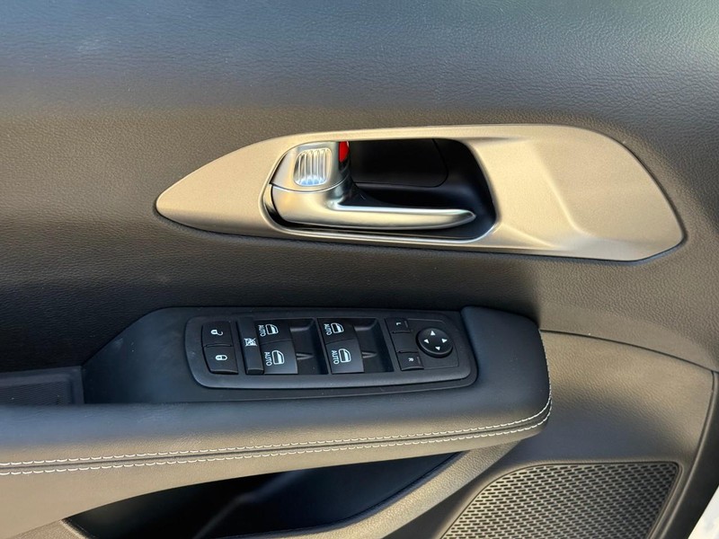 Chrysler Voyager Vehicle Full-screen Gallery Image 11