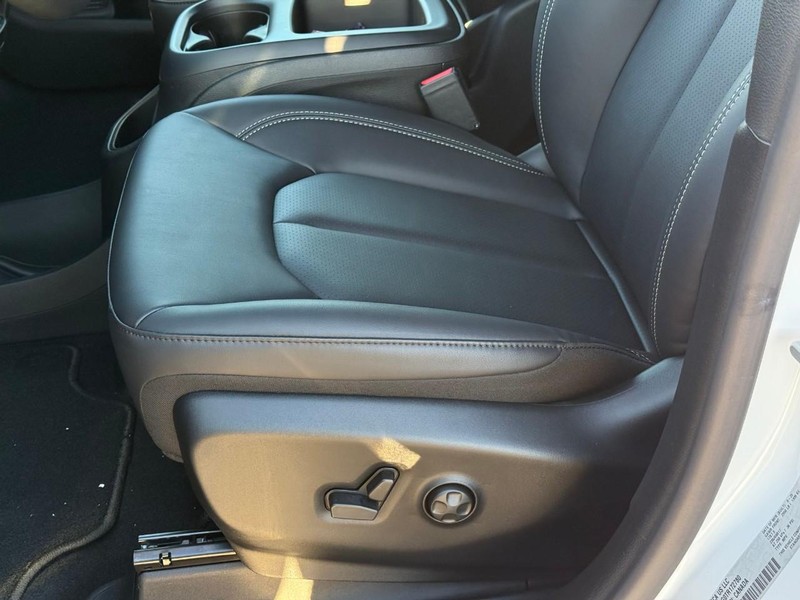 Chrysler Voyager Vehicle Full-screen Gallery Image 12