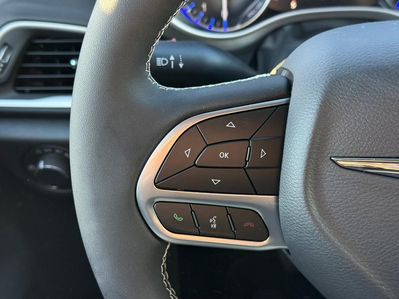 Chrysler Voyager Vehicle Full-screen Gallery Image 13