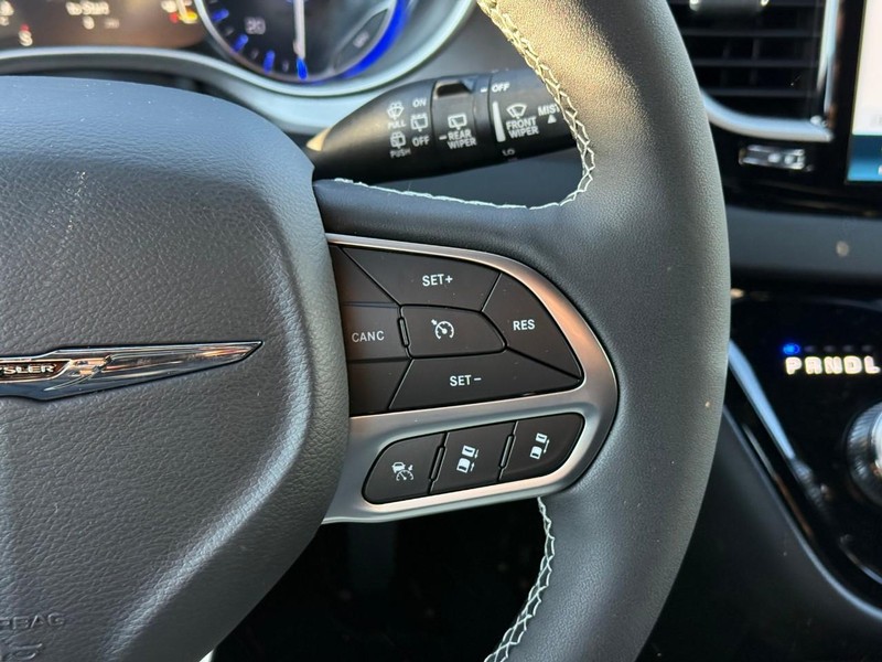 Chrysler Voyager Vehicle Full-screen Gallery Image 14