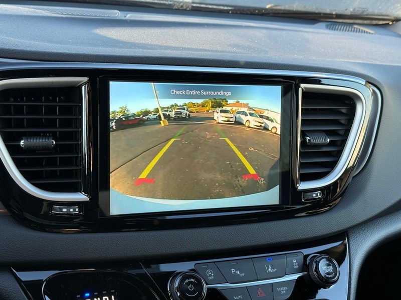 Chrysler Voyager Vehicle Full-screen Gallery Image 16