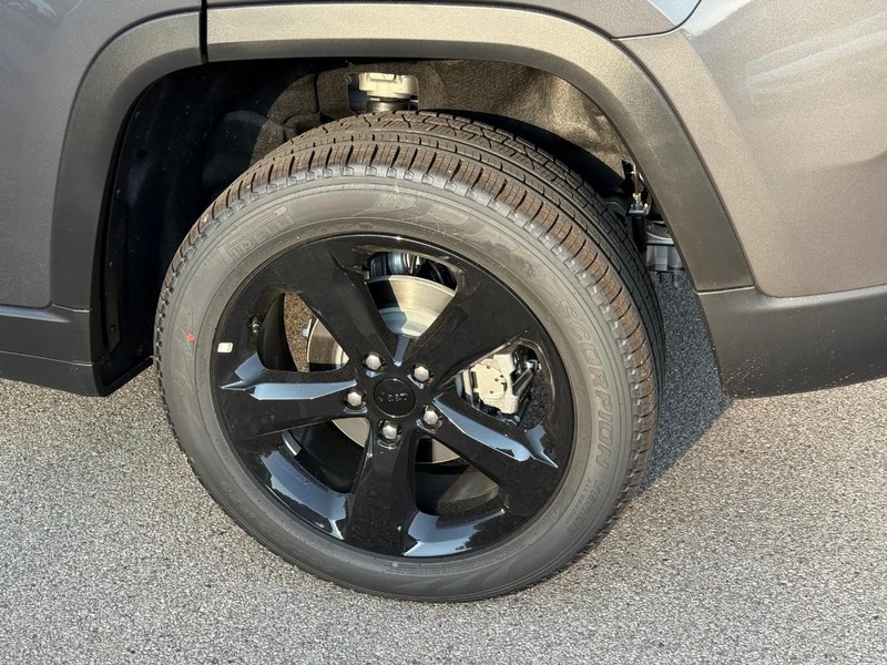 Jeep Grand Cherokee Vehicle Image 05