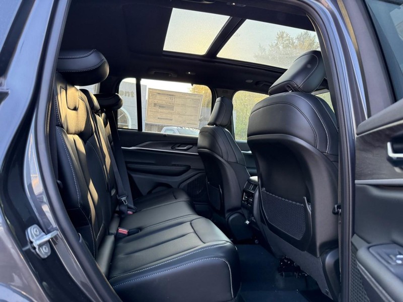 Jeep Grand Cherokee Vehicle Image 08