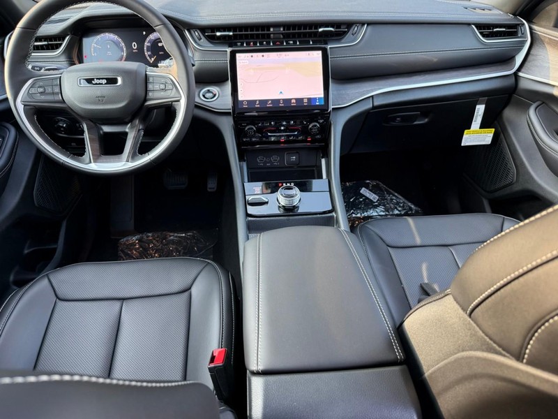 Jeep Grand Cherokee Vehicle Image 09