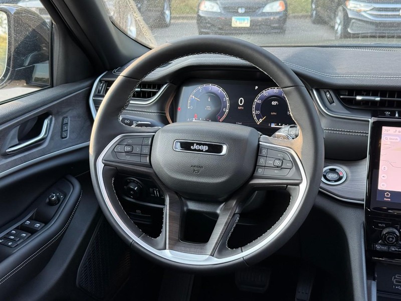 Jeep Grand Cherokee Vehicle Image 11