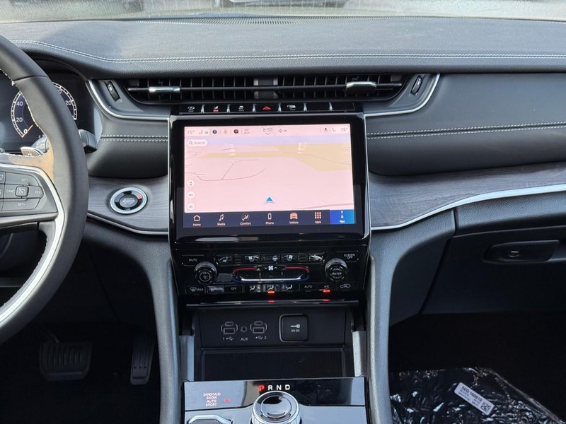 Jeep Grand Cherokee Vehicle Image 12