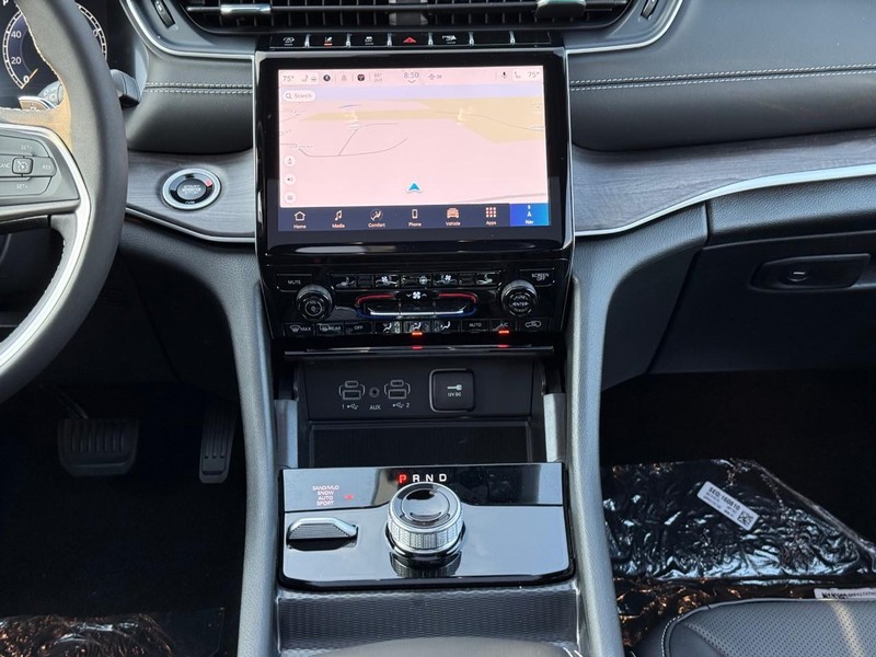 Jeep Grand Cherokee Vehicle Image 13