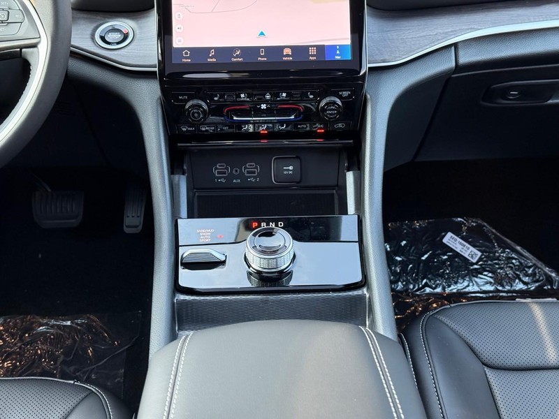 Jeep Grand Cherokee Vehicle Image 14