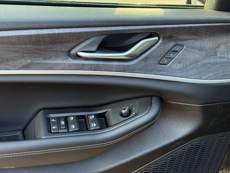 Jeep Grand Cherokee Vehicle Image 15