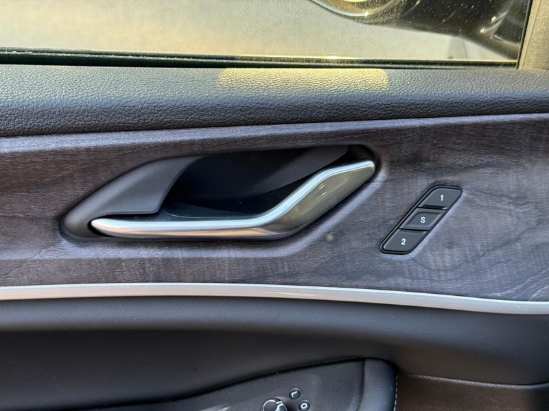 Jeep Grand Cherokee Vehicle Image 16