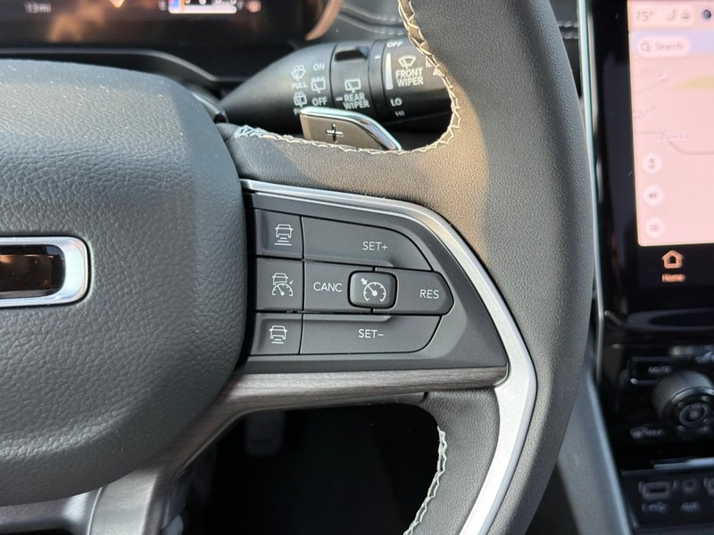 Jeep Grand Cherokee Vehicle Image 20