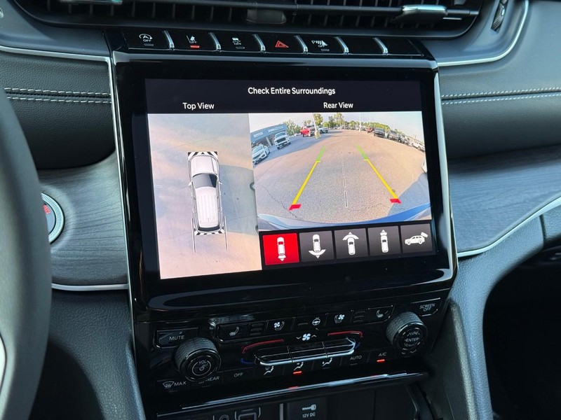 Jeep Grand Cherokee Vehicle Image 23