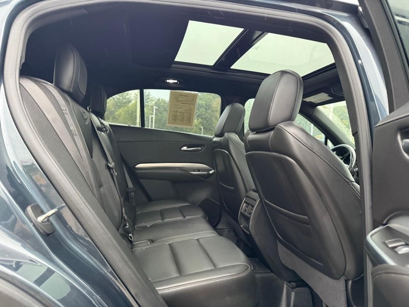 Cadillac XT4 Vehicle Full-screen Gallery Image 11