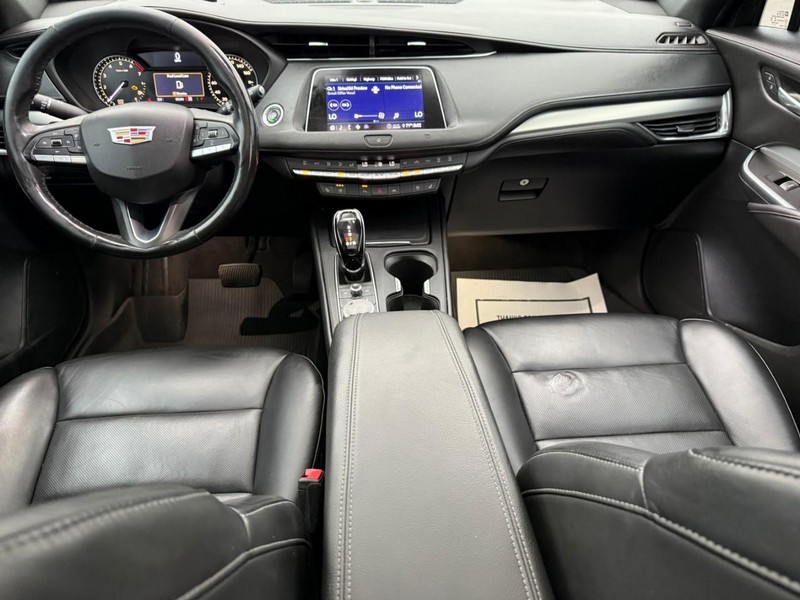 Cadillac XT4 Vehicle Full-screen Gallery Image 12