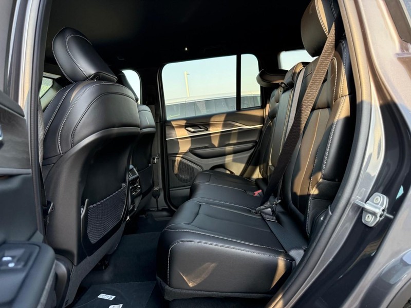 Jeep Grand Cherokee Vehicle Image 08