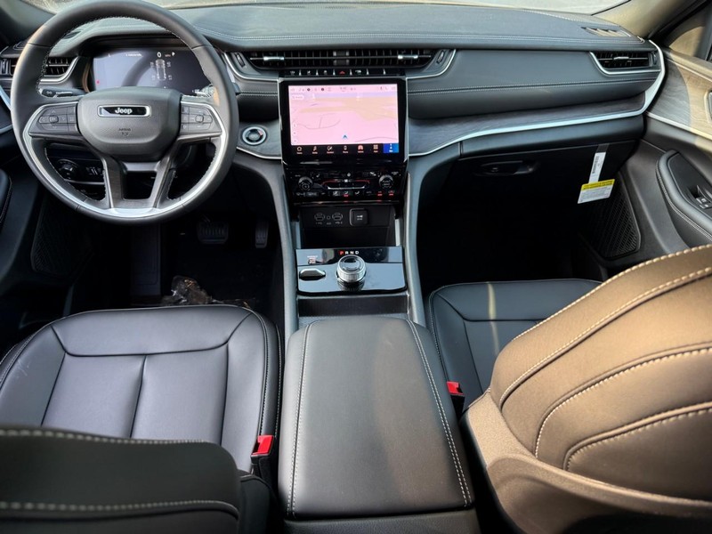 Jeep Grand Cherokee Vehicle Image 09