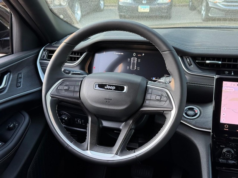 Jeep Grand Cherokee Vehicle Image 11