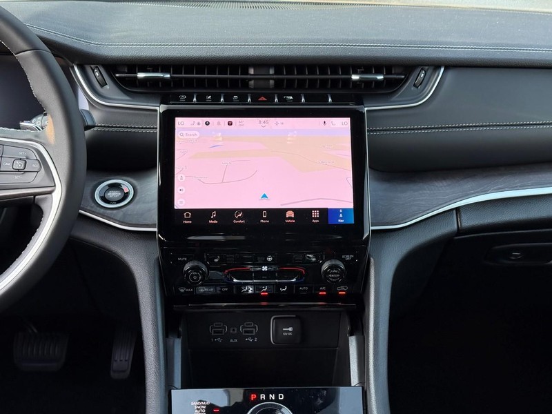 Jeep Grand Cherokee Vehicle Image 12