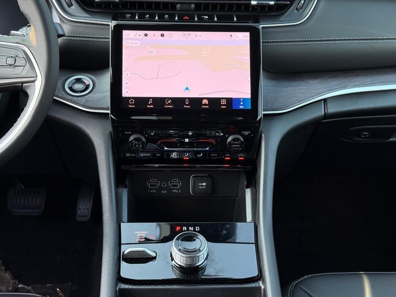 Jeep Grand Cherokee Vehicle Image 13