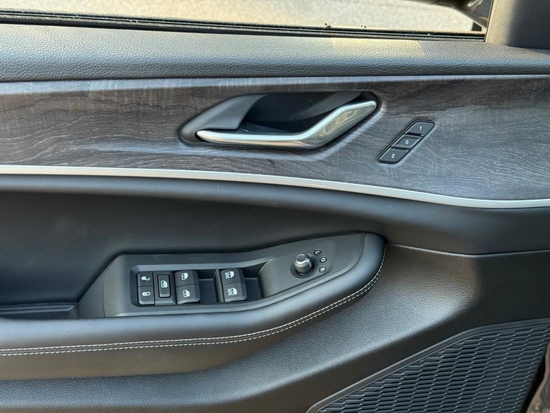 Jeep Grand Cherokee Vehicle Image 14