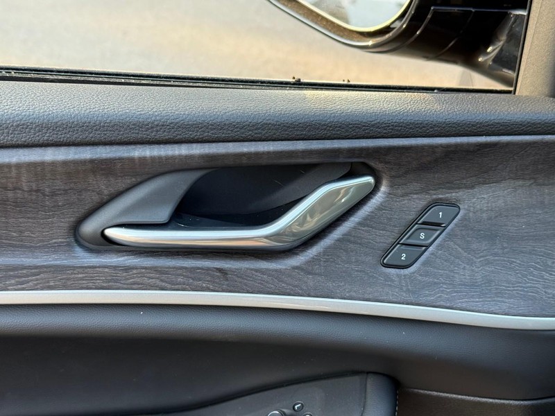 Jeep Grand Cherokee Vehicle Image 15