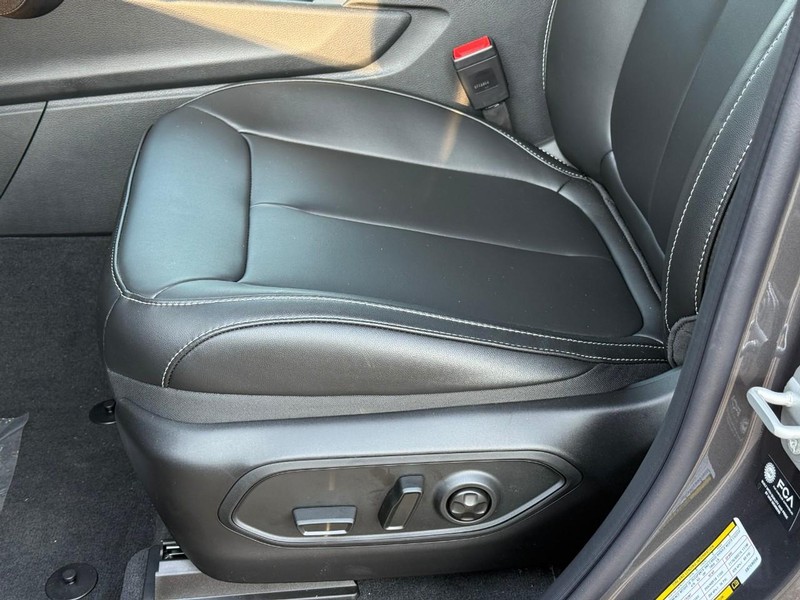 Jeep Grand Cherokee Vehicle Image 16