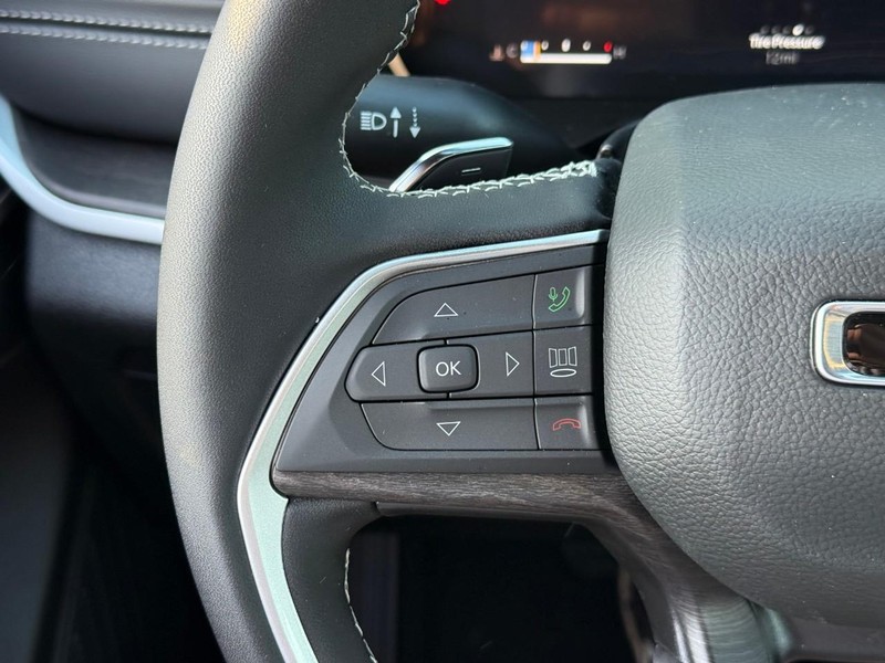 Jeep Grand Cherokee Vehicle Image 18