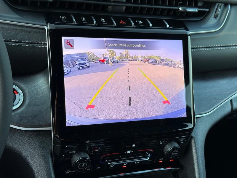 Jeep Grand Cherokee Vehicle Image 22