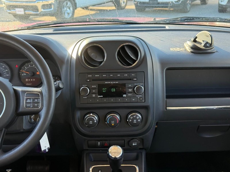 Jeep Patriot Vehicle Image 16