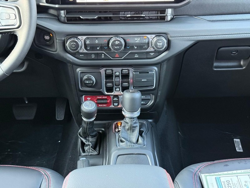 Jeep Gladiator Vehicle Image 12