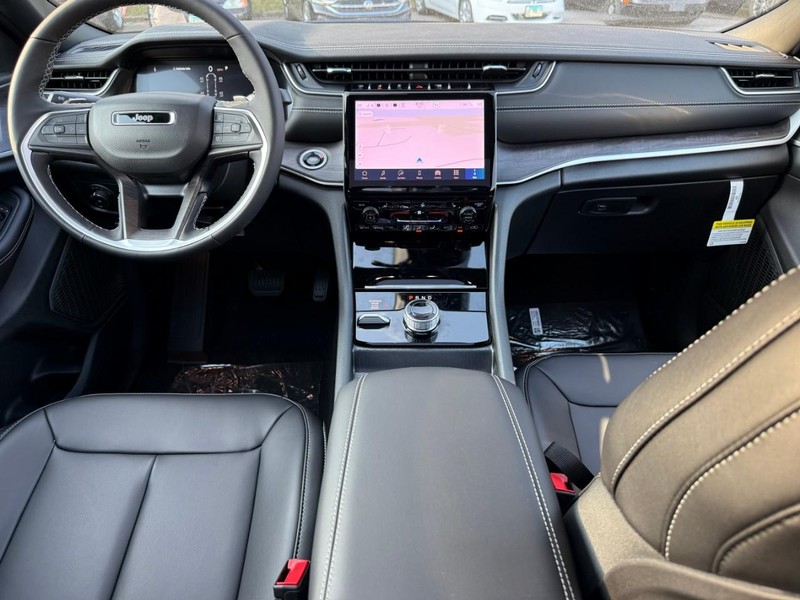 Jeep Grand Cherokee L Vehicle Image 09