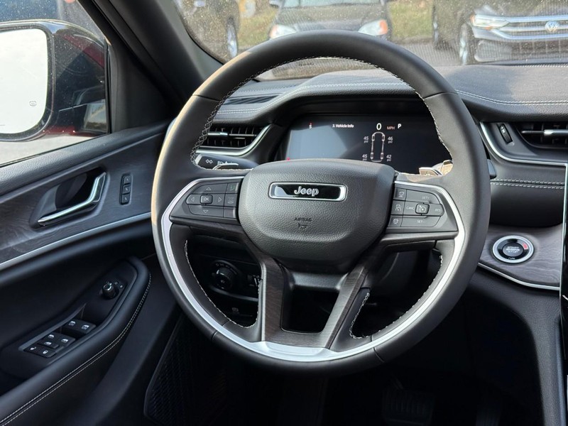 Jeep Grand Cherokee L Vehicle Image 11