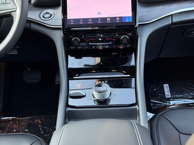 Jeep Grand Cherokee L Vehicle Image 14