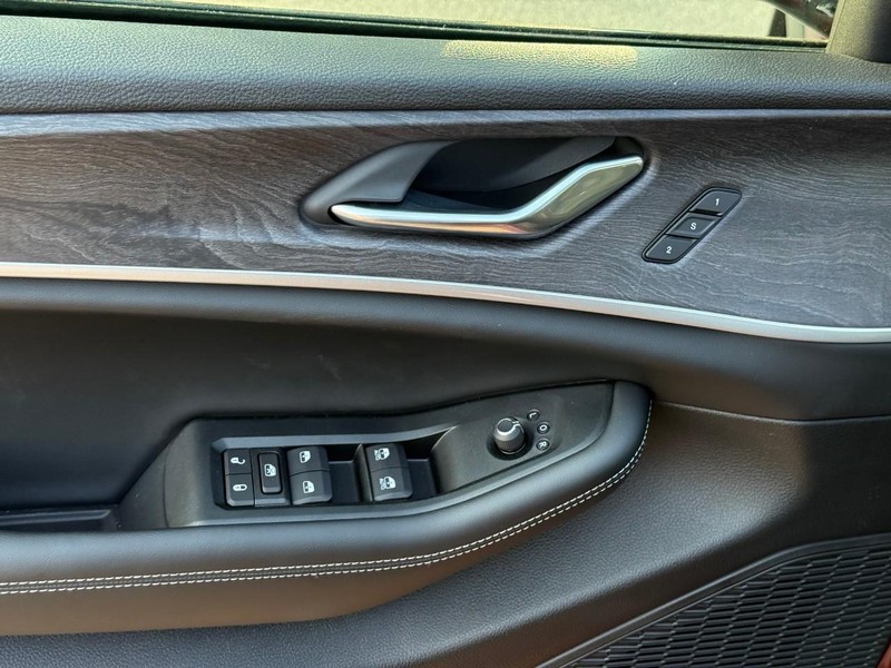 Jeep Grand Cherokee L Vehicle Image 15