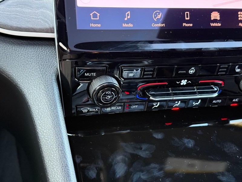 Jeep Grand Cherokee L Vehicle Image 21