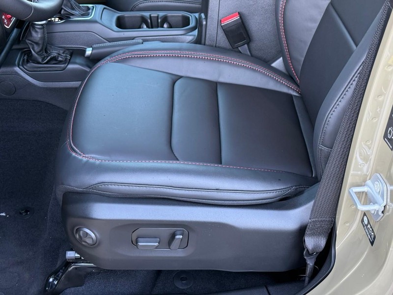 Jeep Gladiator Vehicle Full-screen Gallery Image 11