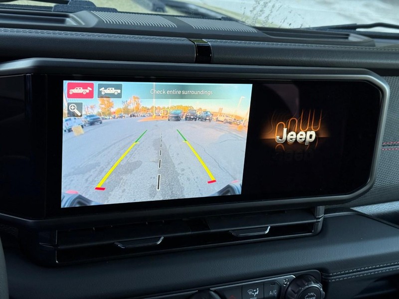 Jeep Gladiator Vehicle Full-screen Gallery Image 16